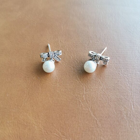Pandora Sparkling Bow Silver Pearl Earrings Trendy - Picture 3 of 3